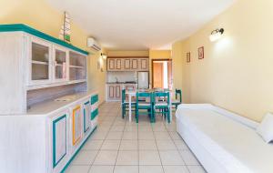 Una habitación con una cama y una cocina con una mesa. en ISA-Residence in Marinella at only 450 m from the beach, apartments with air conditioning, en Marinella