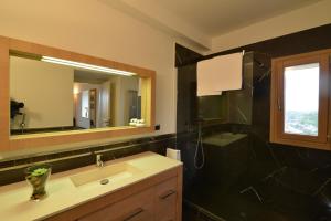 bagno con lavandino e specchio di Antica Civita B&B Luxury Room a Matera
