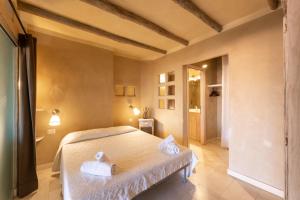 een slaapkamer met een bed met twee handdoeken erop bij ISA-Residence in Marinella at only 450 m from the beach, apartments with air conditioning in Marinella
