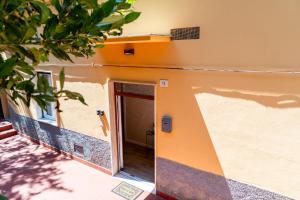 una entrada a un edificio con una puerta abierta en MARCANTONIO ROOM Ampia camera con bagno privato e self check in, en Perugia