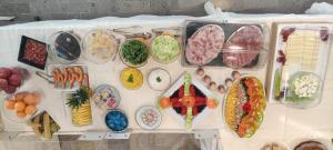 eine Darstellung verschiedener Arten von Lebensmitteln auf einem Tisch in der Unterkunft Hotel Losanna Cervia in Cervia