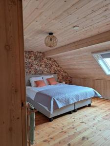 1 dormitorio con 1 cama en el techo de madera en Maison Patisson, en Kasterlee