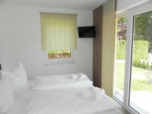 ヘリングスドルフにあるVilla Bettina - Ferienwohnung 02の白いベッドルーム(ベッド1台、窓付)