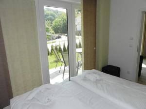 ヘリングスドルフにあるVilla Bettina - Ferienwohnung 02のベッドルーム1室(ベッド1台付)が備わります。バルコニーの景色を望めます。