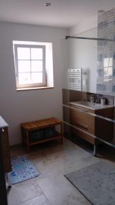 La salle de bains est pourvue d'un lavabo et d'une fenêtre. dans l'établissement La Vignellerie du Lac, à Hommes