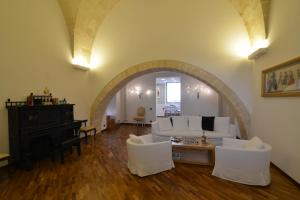 un soggiorno con divano bianco e tavolo di Antica Civita B&B Luxury Room a Matera