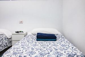 een bed met een blauw kussen op een kamer bij Maresia in Arrieta