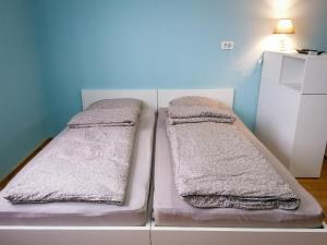 twee bedden naast elkaar in een kamer bij CityMo in Mostar