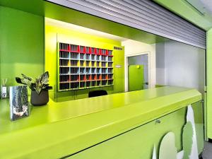 una camera con una parete gialla e verde con un tavolo di Hotel Astral Vienna a Vienna