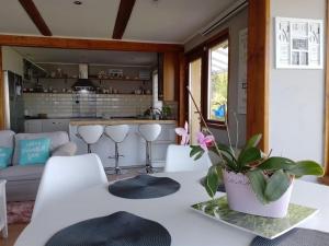 een keuken en een woonkamer met een witte tafel en stoelen bij Hill House with City view in Dezmir