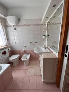 een badkamer met een toilet, een wastafel en een toilet bij La casa di nonna Cettina in Lanciano