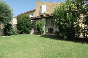 una casa con césped delante en La Lézarde, en Saint-Victor-la-Coste