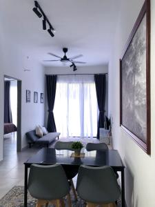 uma sala de estar com uma mesa de jantar e cadeiras em LT Home em Sandakan