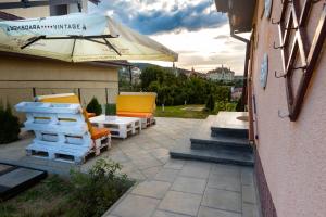 - un ensemble de chaises et d'un parasol sur la terrasse dans l'établissement Casuta cu View, à Sighişoara