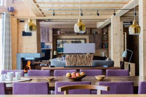 une salle à manger avec des chaises violettes et une table dans l'établissement Chalet Le Favre, à Chamonix-Mont-Blanc