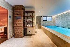 - une piscine dans une maison dotée d'un mur en briques dans l'établissement Chalet Red Fox, à Chamonix-Mont-Blanc