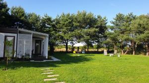 ZastańMaciejka nad morzem的院子里有草坪的房子