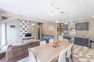 Kuchyň nebo kuchyňský kout v ubytování La Maison du Bois Brûlé 3 - Avec piscine partagée