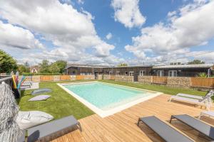Bazén v ubytování La Maison du Bois Brûlé 3 - Avec piscine partagée nebo v jeho okolí