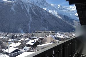 vista su una città con montagne innevate di Le Brevent 1 Apartment a Chamonix-Mont-Blanc