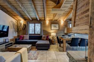 sala de estar con sofá y mesa en Chalet Capricorne en Chamonix-Mont-Blanc