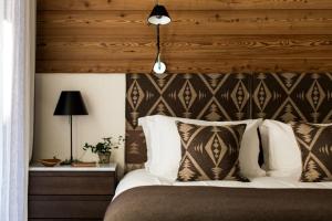 a bedroom with a bed with a wooden headboard at La Cordee 331 Apartment in Chamonix-Mont-Blanc +16 photos