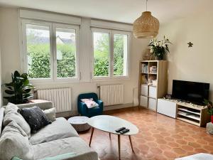 TV a/nebo společenská místnost v ubytování Maison au calme à Dirinon