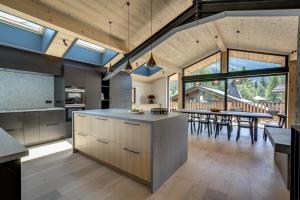 cocina abierta y comedor con mesa de comedor en Chalet Breitalps, en Chamonix-Mont-Blanc
