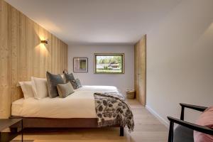Un dormitorio con una cama con almohadas. en Chalet Breitalps, en Chamonix-Mont-Blanc