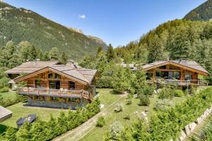 uma vista aérea de duas casas de madeira nas montanhas em Chalet Black Wood em Chamonix-Mont-Blanc