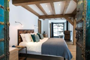 シャモニー・モンブランにあるChalet Belachatの木製の天井の客室で、ベッドルーム1室(キングサイズベッド1台付)