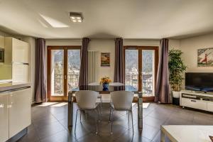 シャモニー・モンブランにあるResidence Les Alpesのキッチン(ダイニングルームテーブル、椅子付)