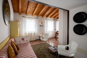 uma sala de estar com um sofá e uma mesa em Agriturismo Terre Bianche em Teolo