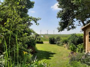 un giardino con turbine eoliche in lontananza di Appartement De Loft a Warns
