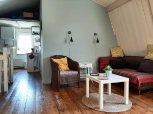 a living room with a couch and a table at Gastenverblijf De Loft in Warns