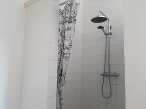 un bagno con doccia con tenda da doccia di Appartement De Loft a Warns