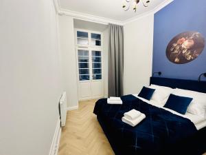 a blue and white bedroom with a bed and a window at HO!HOUSE Bulwar Staromiejski in Wrocław