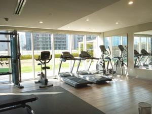 Fitness centrum a/nebo fitness zařízení v ubytování Prime Location Business Baystylish,cozy 1-bd Apt