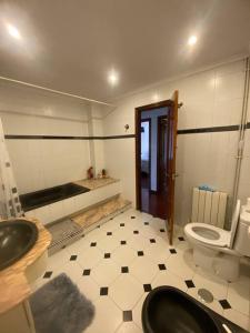 a bathroom with a toilet and a sink at Amplio y céntrico piso en Santoña in Santoña