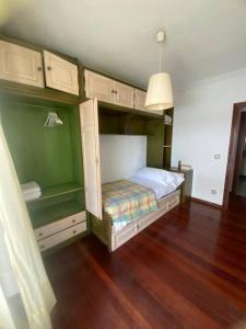 a bedroom with a bunk bed in a room at Amplio y céntrico piso en Santoña in Santoña