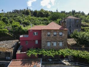 une maison au sommet d'une colline avec des arbres dans l'établissement Casa da Avó Emília, à Arganil