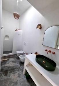 un bagno con un lavandino verde e uno specchio di MIravilla Salina a Lingua Altre 26 foto