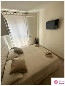 Eva Le Residenze في Marco Simone: غرفة نوم بسرير كبير عليها مخدات