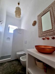 un bagno con lavandino, specchio e WC di MIravilla Salina a Lingua