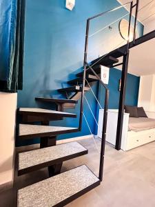 - un escalier dans une chambre avec des lits superposés dans l'établissement BeTurin, à Turin