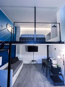 - une chambre avec 2 lits superposés et un bureau dans l'établissement BeTurin, à Turin