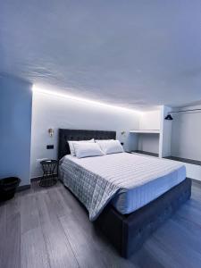 um quarto com uma cama grande e um edredão branco em BeTurin em Turim