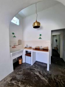 una cucina con bancone bianco e lavandino di MIravilla Salina a Lingua