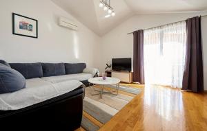 sala de estar con sofá y mesa en Villa Kate, en Trogir