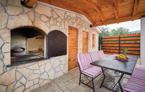 un patio con mesa y horno de piedra en Villa Kate, en Trogir
